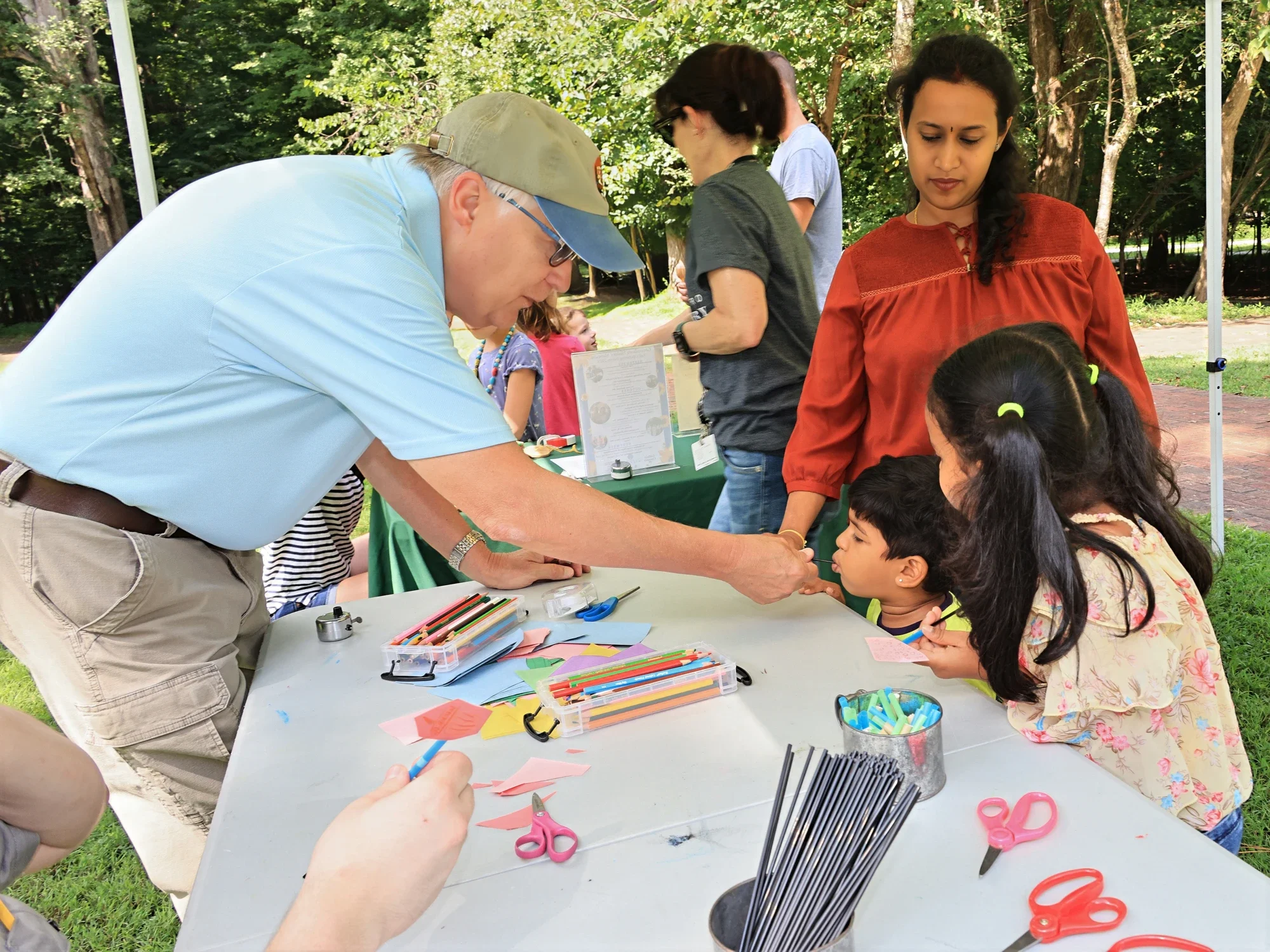 Guilford Courthouse 2025 Junior Ranger etkinliğinde sanat masasının arşiv fotoğrafı