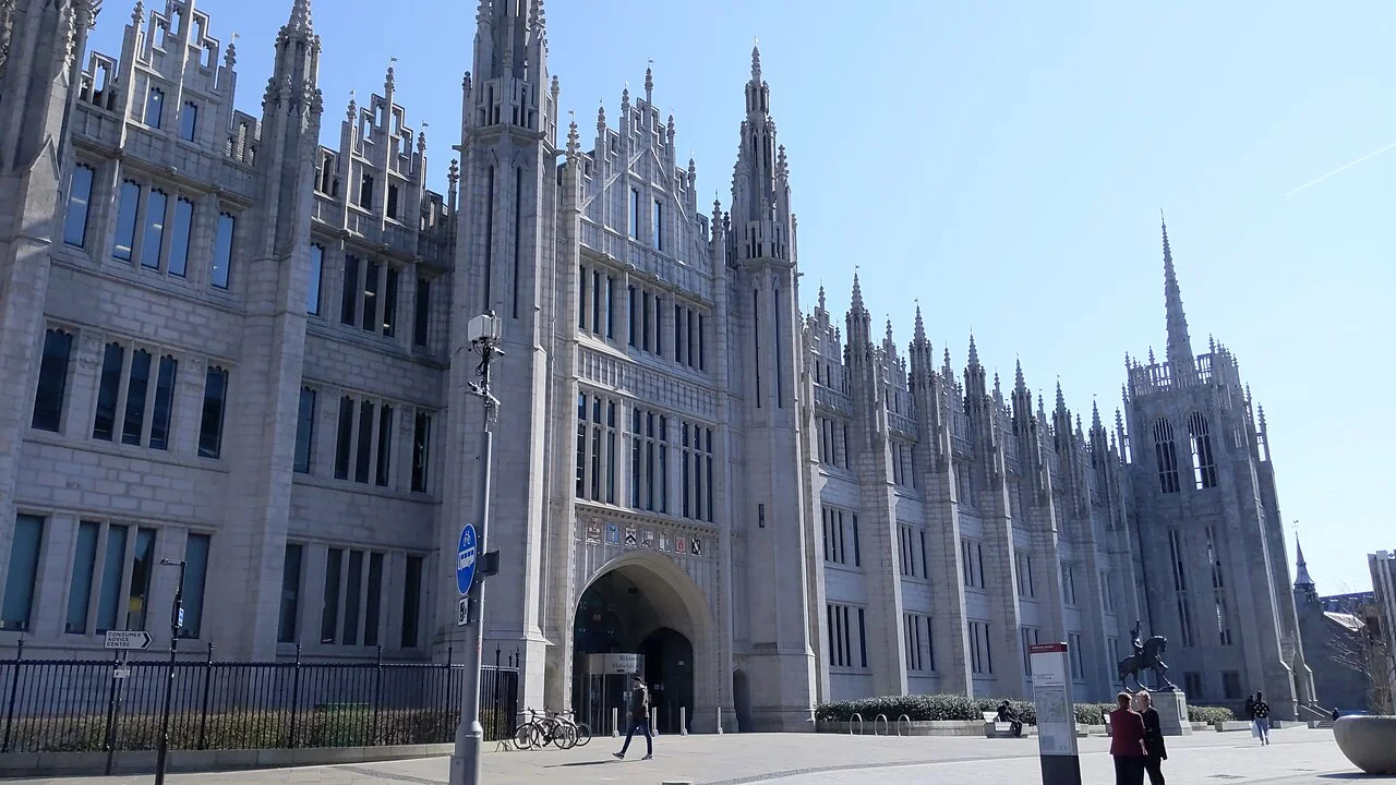 Aberdeen Broad Street üzerindeki Marischal College granit cephesi; Nisan 2023.