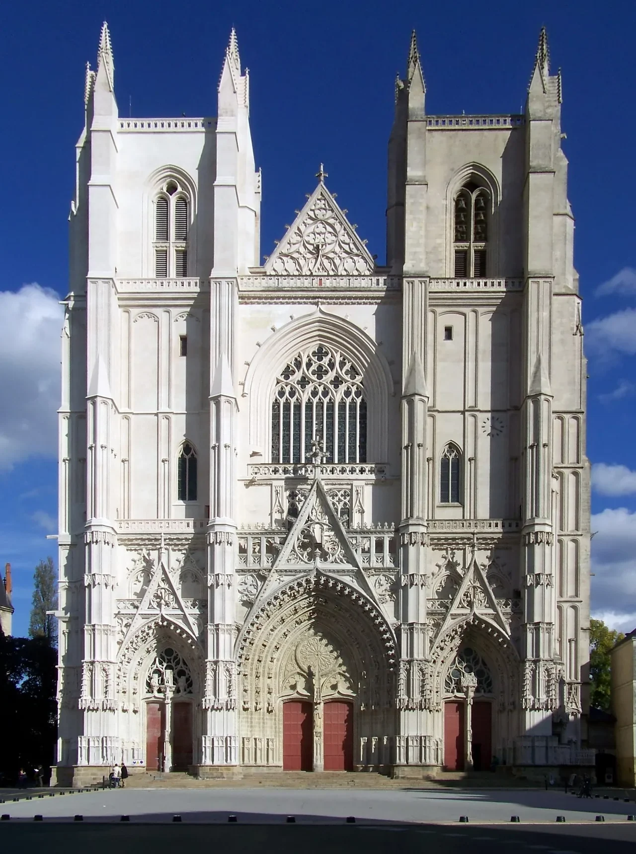 Nantes Katedrali’nin iki kuleli batı cephesi, 2008 tarihli görünüm