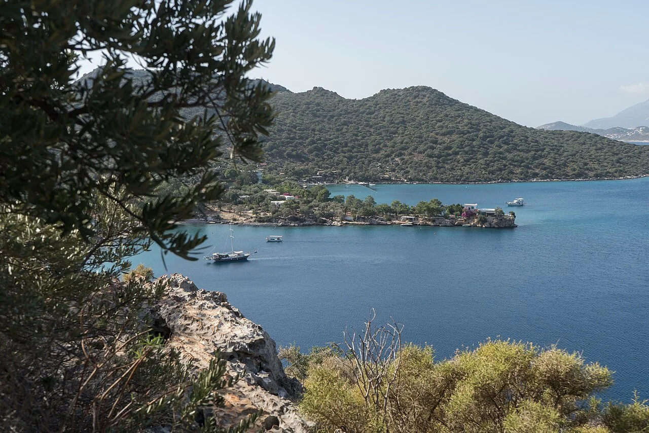 Kaş yakınında Likya Yolu üzerinden kıyı ve adacık manzarası; Kasım 2023.