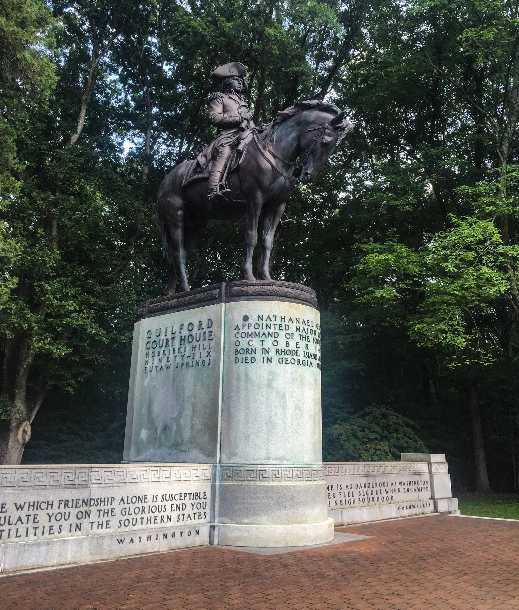 Guilford Courthouse parkında Nathanael Greene atlı anıtının sağ görünümü