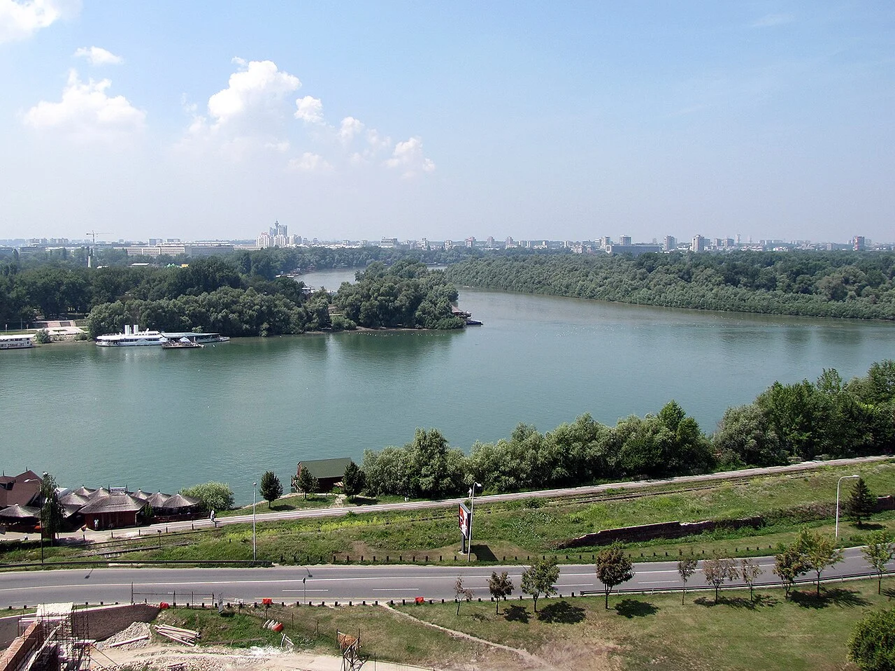 Belgrad’da Sava ve Tuna birleşim görünümü, Ağustos 2009; güncel kıyı tesisi veya tekne seferi değildir.
