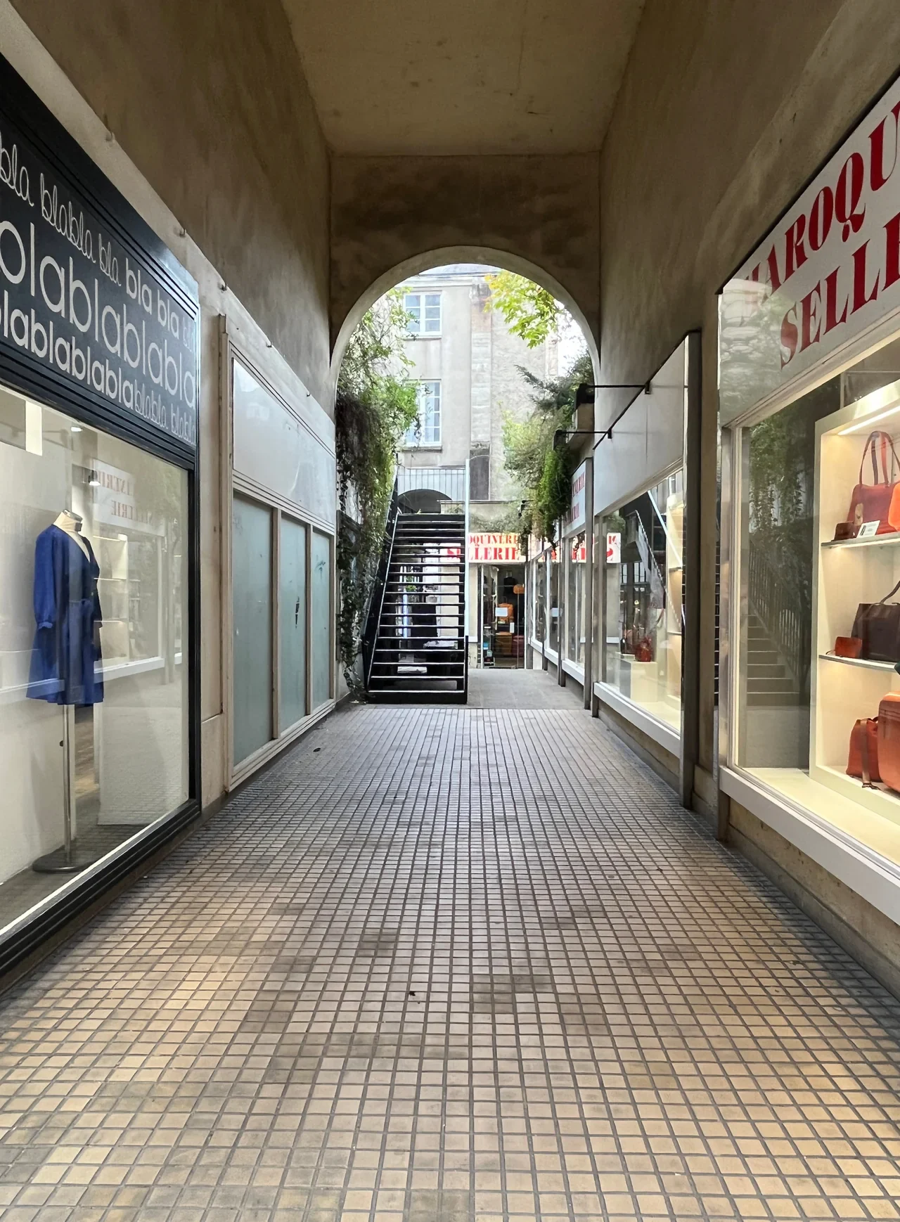 Nantes Passage Bouchaud’da dükkân vitrinleri ve merdiven, Mart 2023