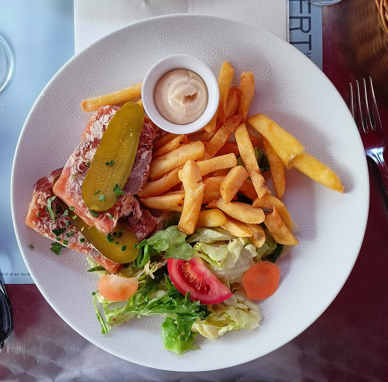 Potjevleesch, patates ve salata yemek örneği; Ağustos 2024, bir Lille restoranına atfedilmez.