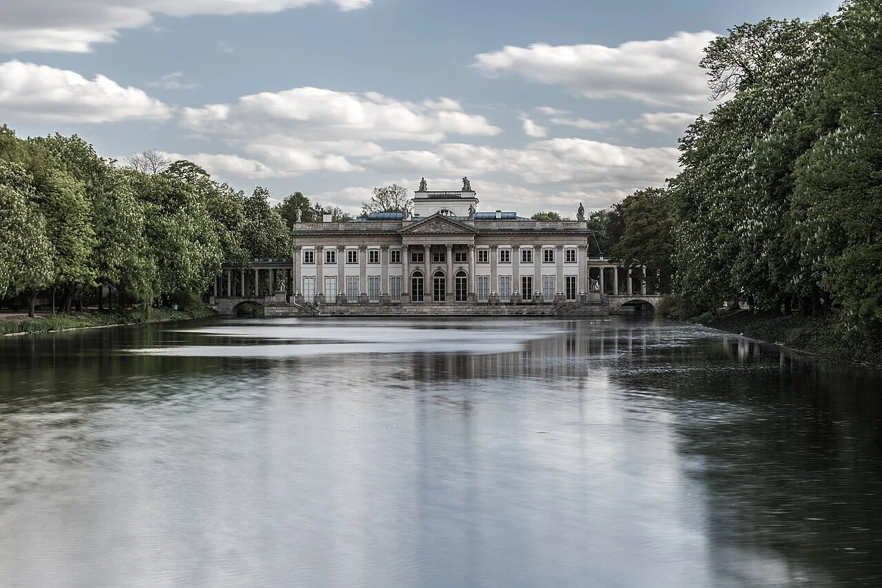 Varşova Royal Łazienki parkında Palace on the Isle ve su yansımaları; Mayıs 2019.