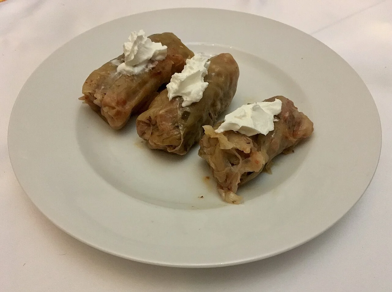 Sarmale yemek örneği; çekim tarihi belirtilmemiş, 2018’de yüklenmiştir. Kaynak konum bilgileri çelişkili olduğundan Bükreş restoranı olarak sunulmaz.