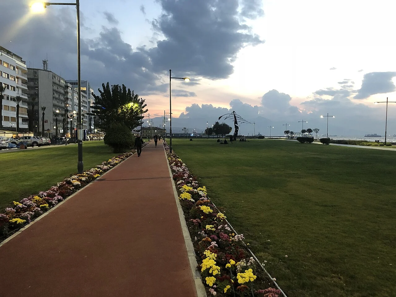 İzmir Alsancak Kordon yürüyüş çevresi, Kasım 2017; şehir ortamı, restoran masası veya güncel vapur hareketi değildir.