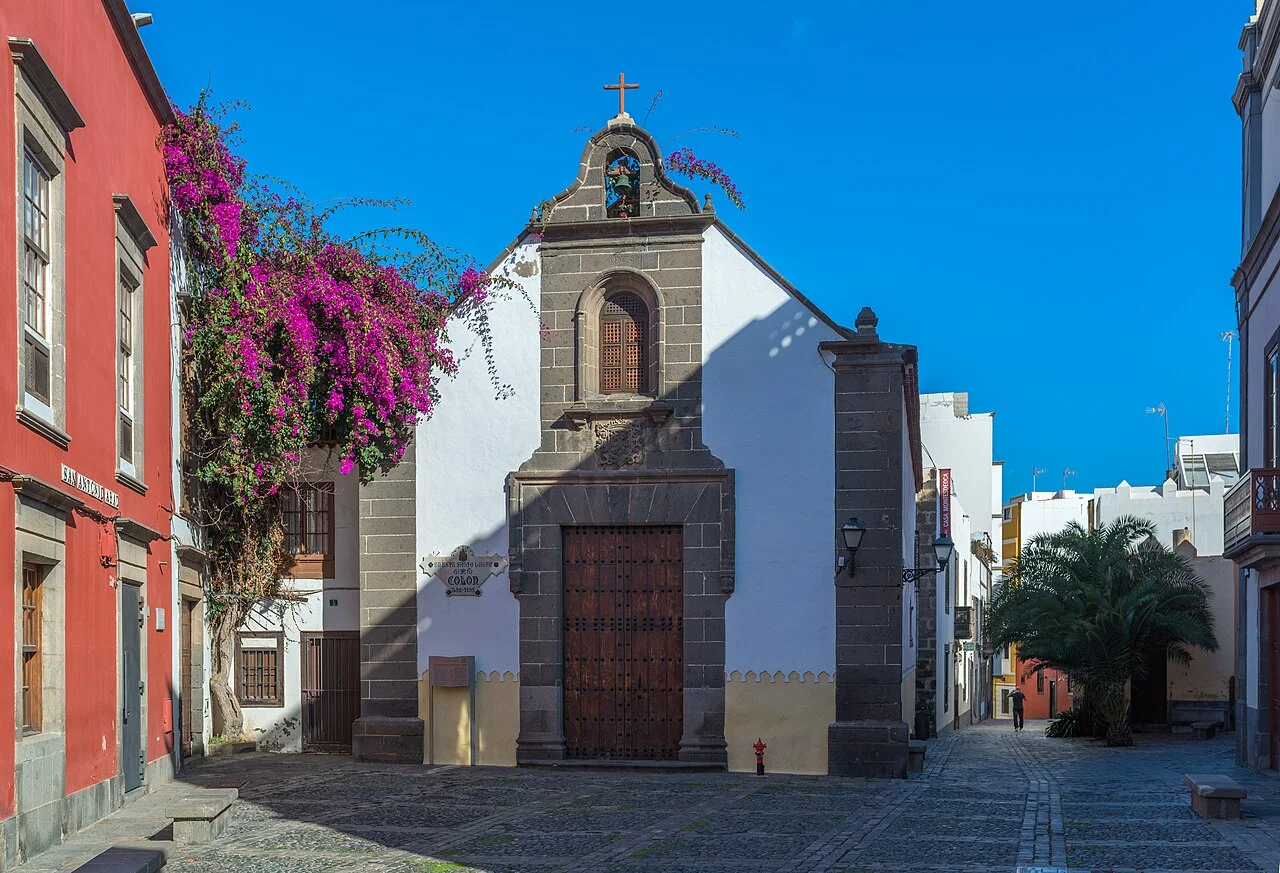 Las Palmas Vegueta mahallesinde San Antonio Abad çevresindeki küçük meydan ve cepheler, Ocak 2016.