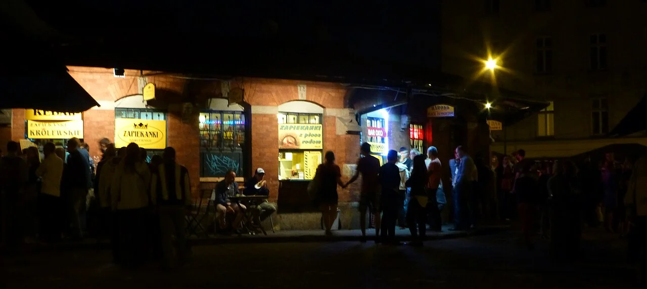 Krakow Kazimierz Plac Nowy çevresinde gece yemek tezgâhları ve ziyaretçiler; Haziran 2013 arşivi.