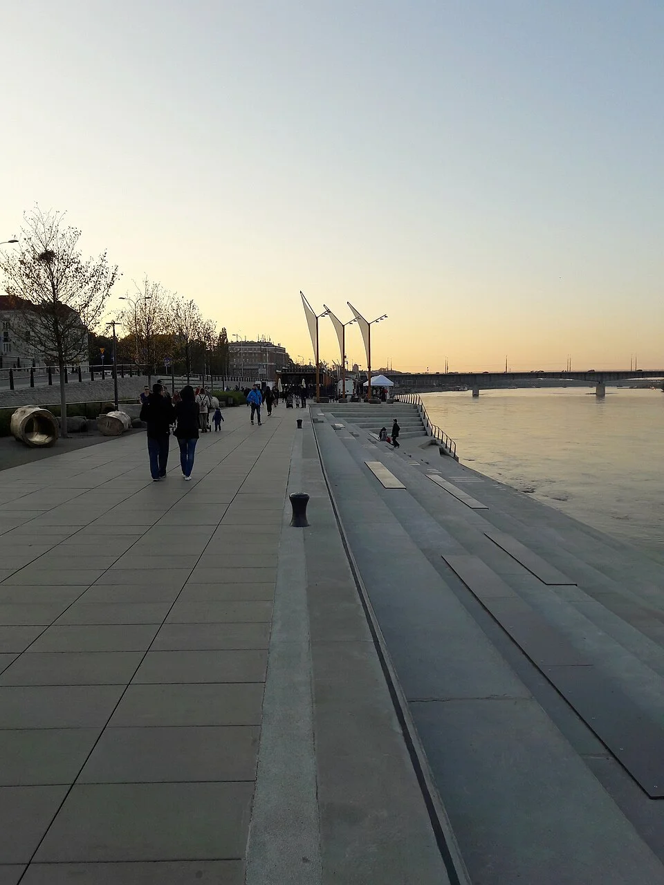 Varşova Vistül bulvarında yürüyüş yolu ve gün batımına yaklaşan nehir manzarası; 2017 arşivi.