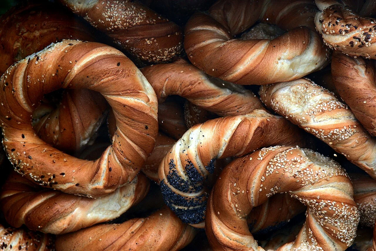 Haşhaşlı, susamlı ve farklı tohumlarla obwarzanki krakowskie halka ekmek örnekleri; Nisan 2009.