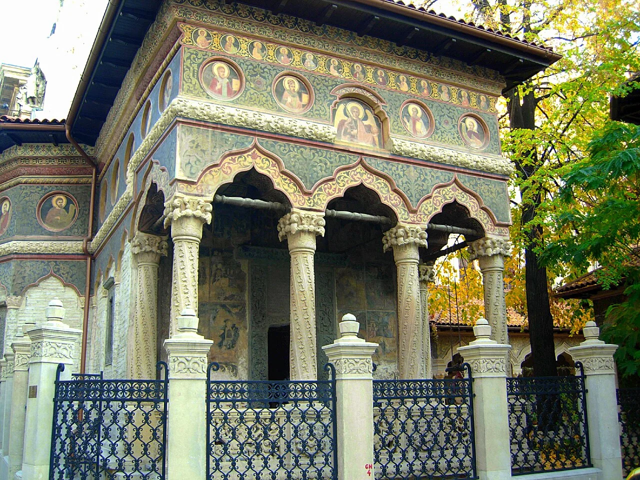 Bükreş eski merkezindeki Stavropoleos giriş bezemeleri, Kasım 2010; yemek molası çevresini gösterir, papanași veya restoran ürünü değildir.