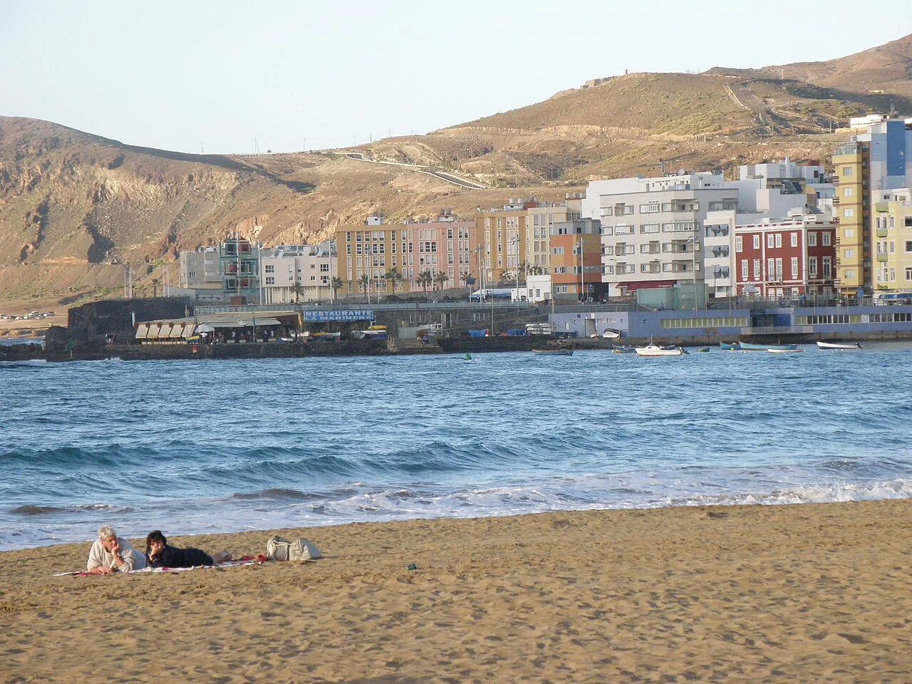 Las Palmas de Gran Canaria Las Canteras plajında deniz ve kıyı yerleşimi, Aralık 2010; bugünkü plaj koşulları değildir.