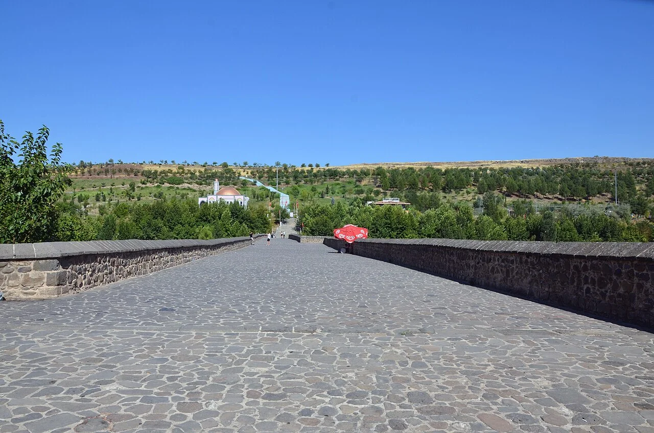 Diyarbakır Dicle Köprüsü yürüyüş yolu, Ağustos 2024; güncel erişim veya kıyı hizmet garantisi olmayan ortam fotoğrafı.