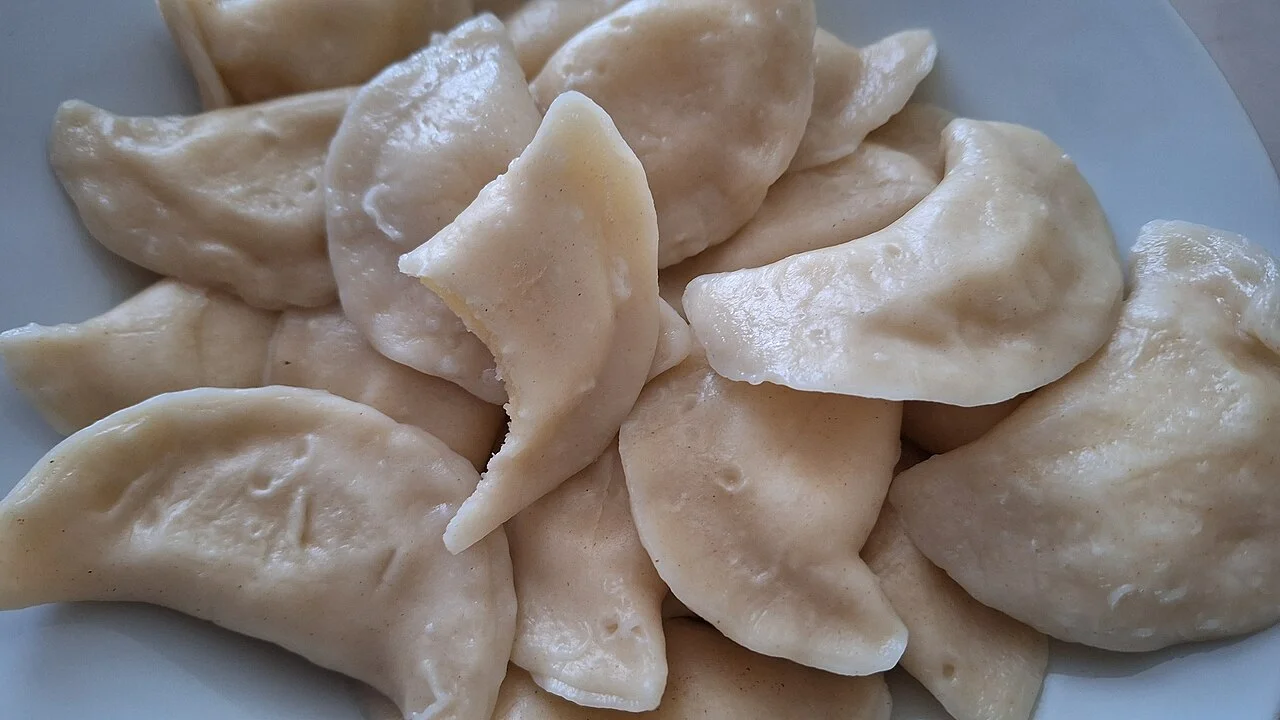 Pierogi tabak örneği; Şubat 2024, mekân belirtilmiyor ve Krakow restoranı fotoğrafı değildir.