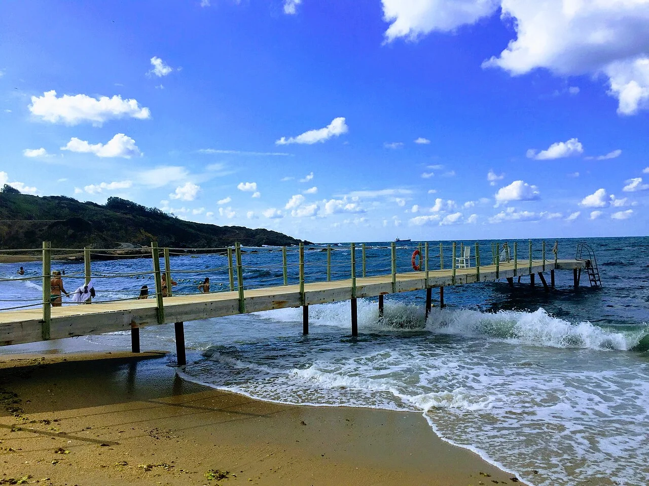 Kilyos Milyon Beach iskelesi; Ağustos 2020, güncel işletme veya erişim önerisi değildir.