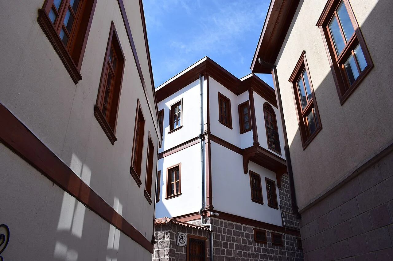 Ankara Hamamönü’nde tarihî evler ve sokak, Şubat 2018; mahalle ortamı, restoran veya yemek görüntüsü değildir.