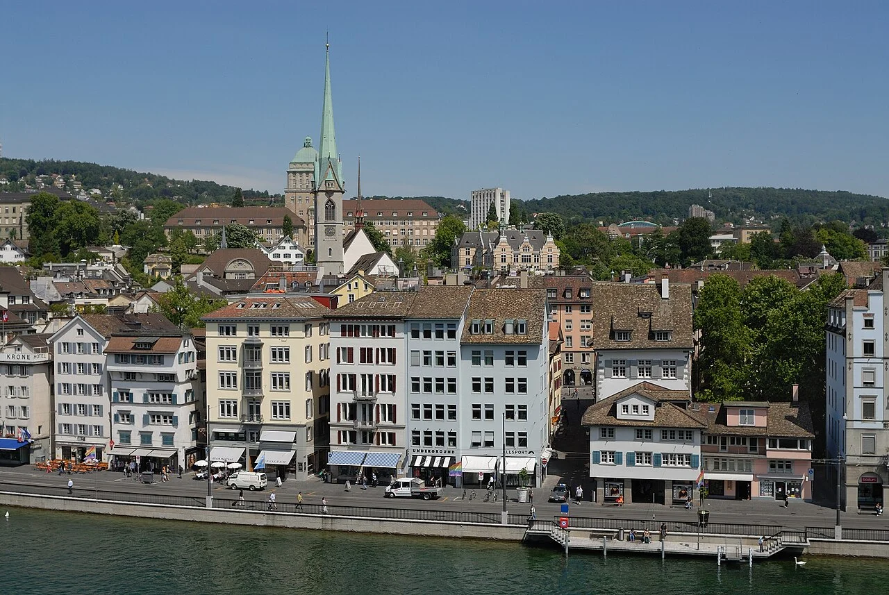 Zürih Lindenhof üzerinden Limmat ve eski şehir cepheleri; Haziran 2009 arşiv fotoğrafı.