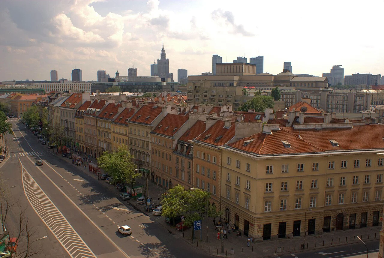 Varşova Krakowskie Przedmieście caddesinin yüksek bir noktadan görünümü; Haziran 2007.