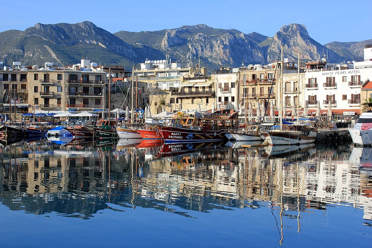 Girne eski limanı ve dağlar; Nisan 2016.
