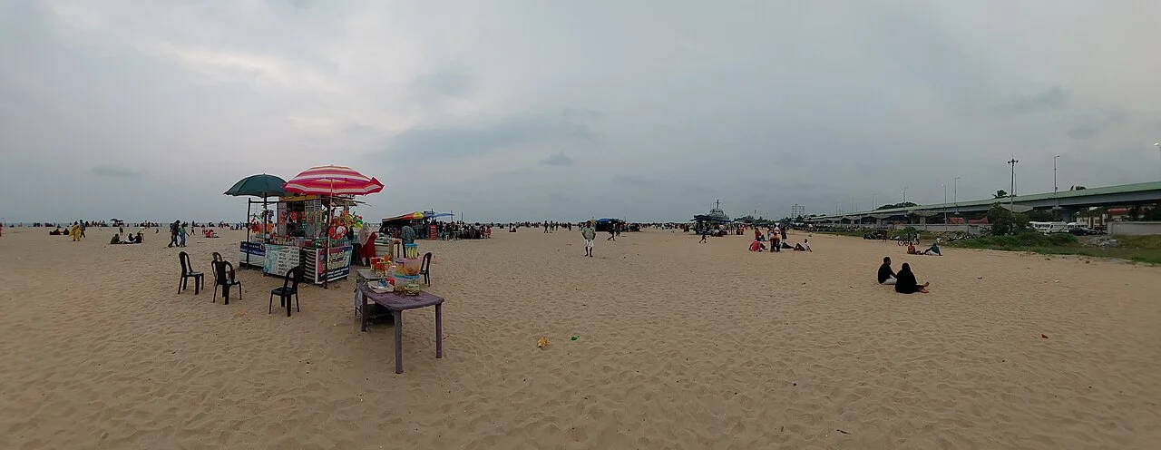 Alappuzha Beach geniş kıyı görünümü; Vis M, 22 Ekim 2023. Yüzme güvenliği veya güncel tesis bilgisi değildir.
