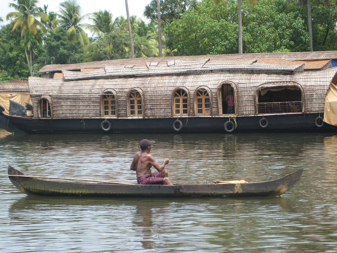 Alappuzha bölgesinde gerçek houseboat ve küçük tekne; Saravankm, 24 Haziran 2009. Güncel işletme veya tekne hizmeti değildir.
