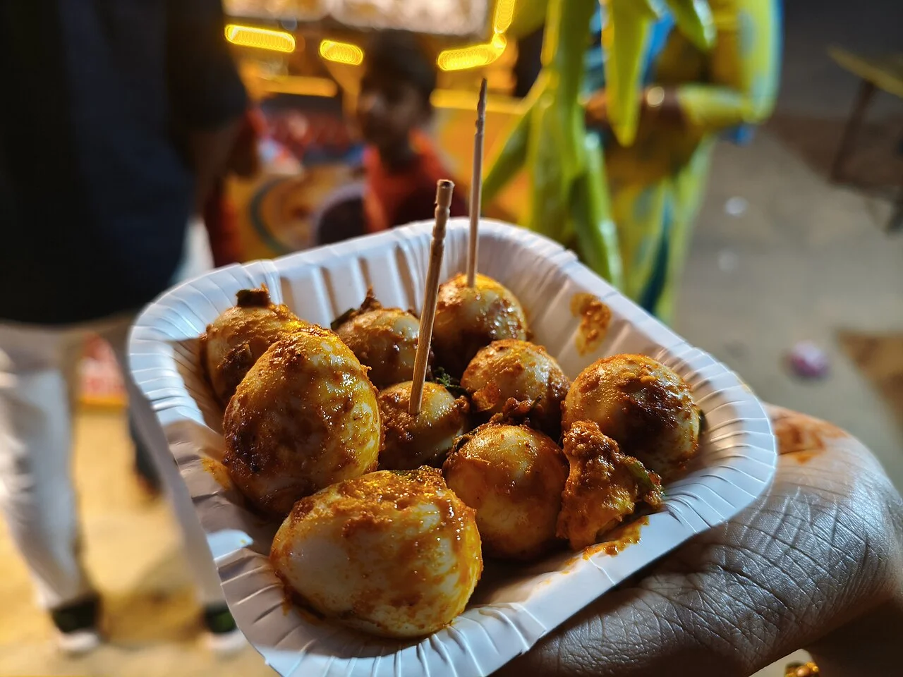 Alappuzha Beach çevresinde gerçek bıldırcın yumurtası roast; Dr. Chinchu C., 6 Ocak 2026. Karimeen veya balık değildir; güncel işletme belirlenmez.