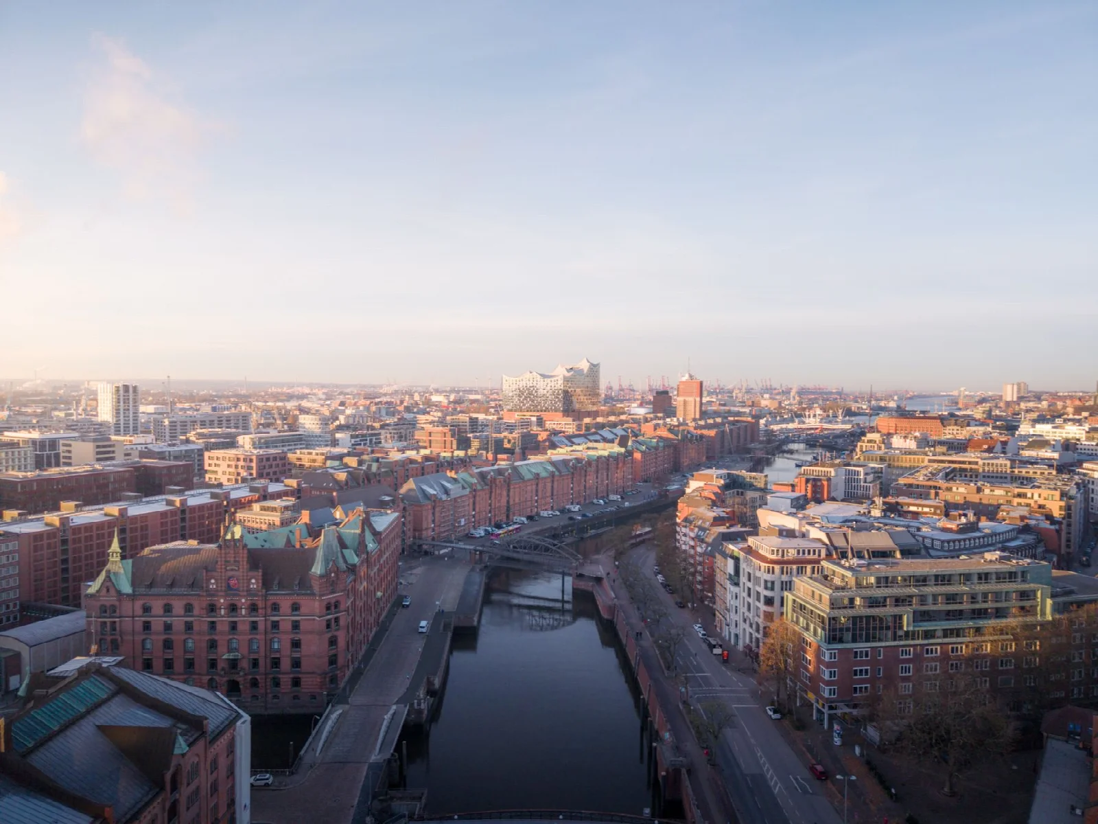 Hamburg Speicherstadt bölgesinde kanalların ve tuğlalı depoların yüksekten görünümü