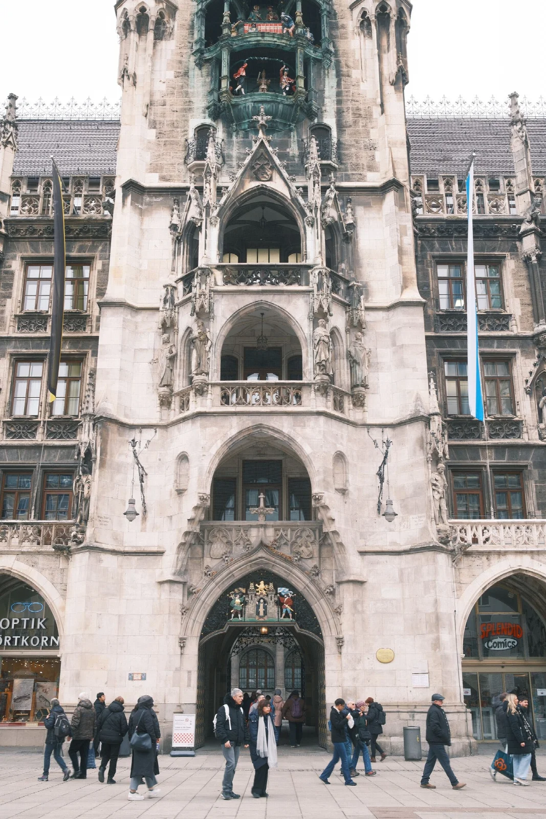 Münih Marienplatz çevresindeki Yeni Belediye Binası ve ziyaretçiler