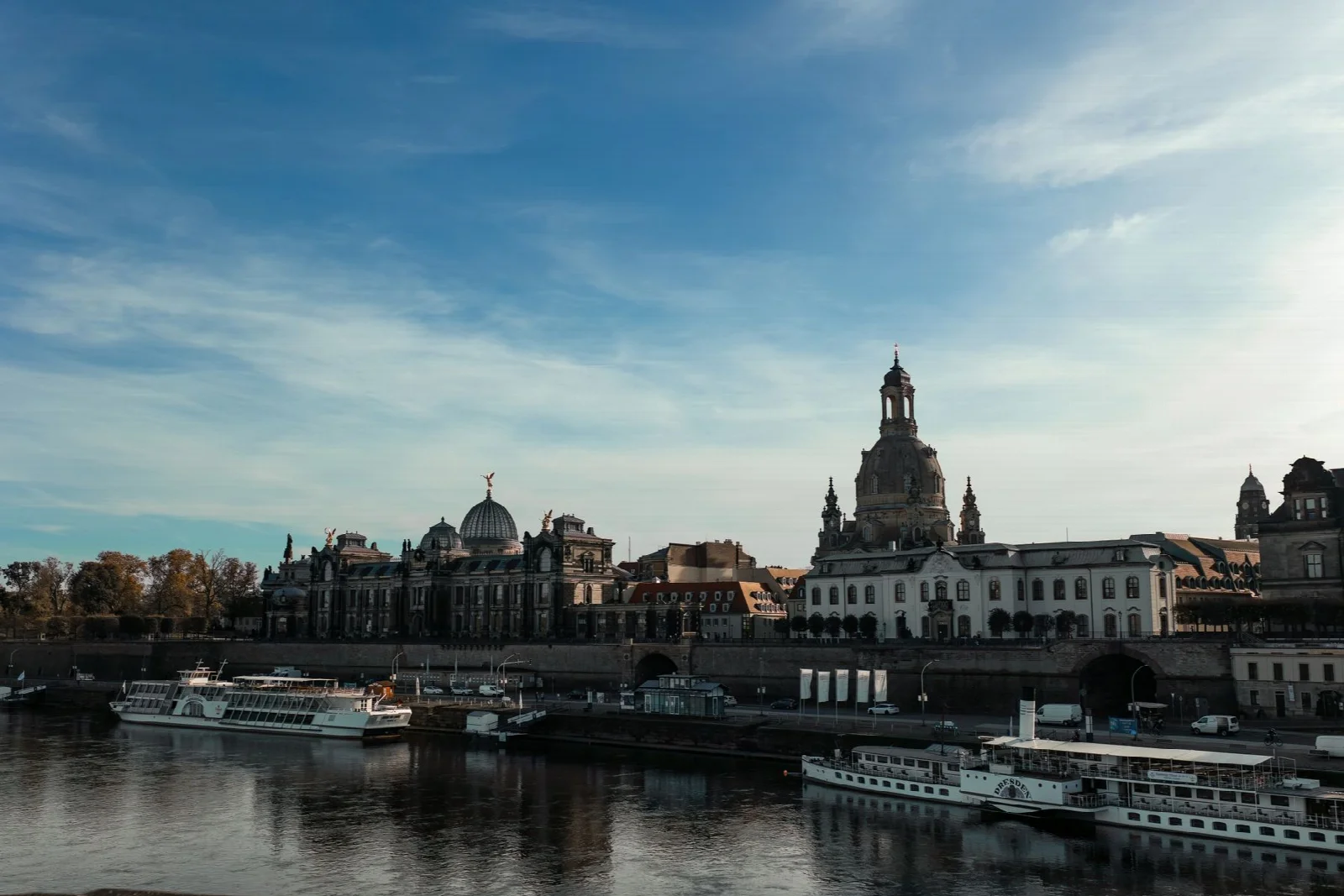 Dresden şehir silueti, Elbe Nehri ve kıyıdaki tekneler