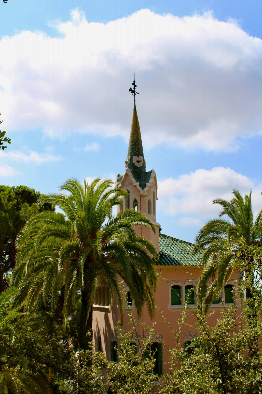 Barselona Park Güell’de renkli çatı biçimleri ve palmiye ağaçları