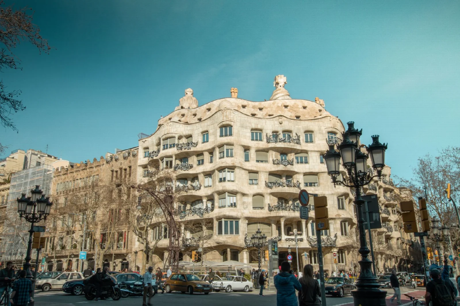 Barselona Casa Milà’nın dalgalı taş cephesi ve balkonları