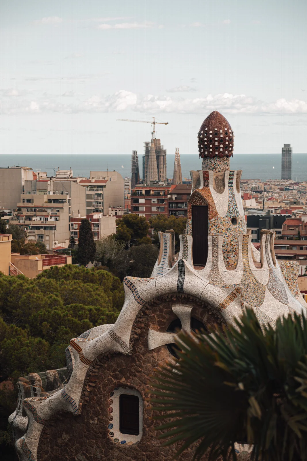 Barselona Park Güell’den kentin çatılarına ve ufka doğru manzara