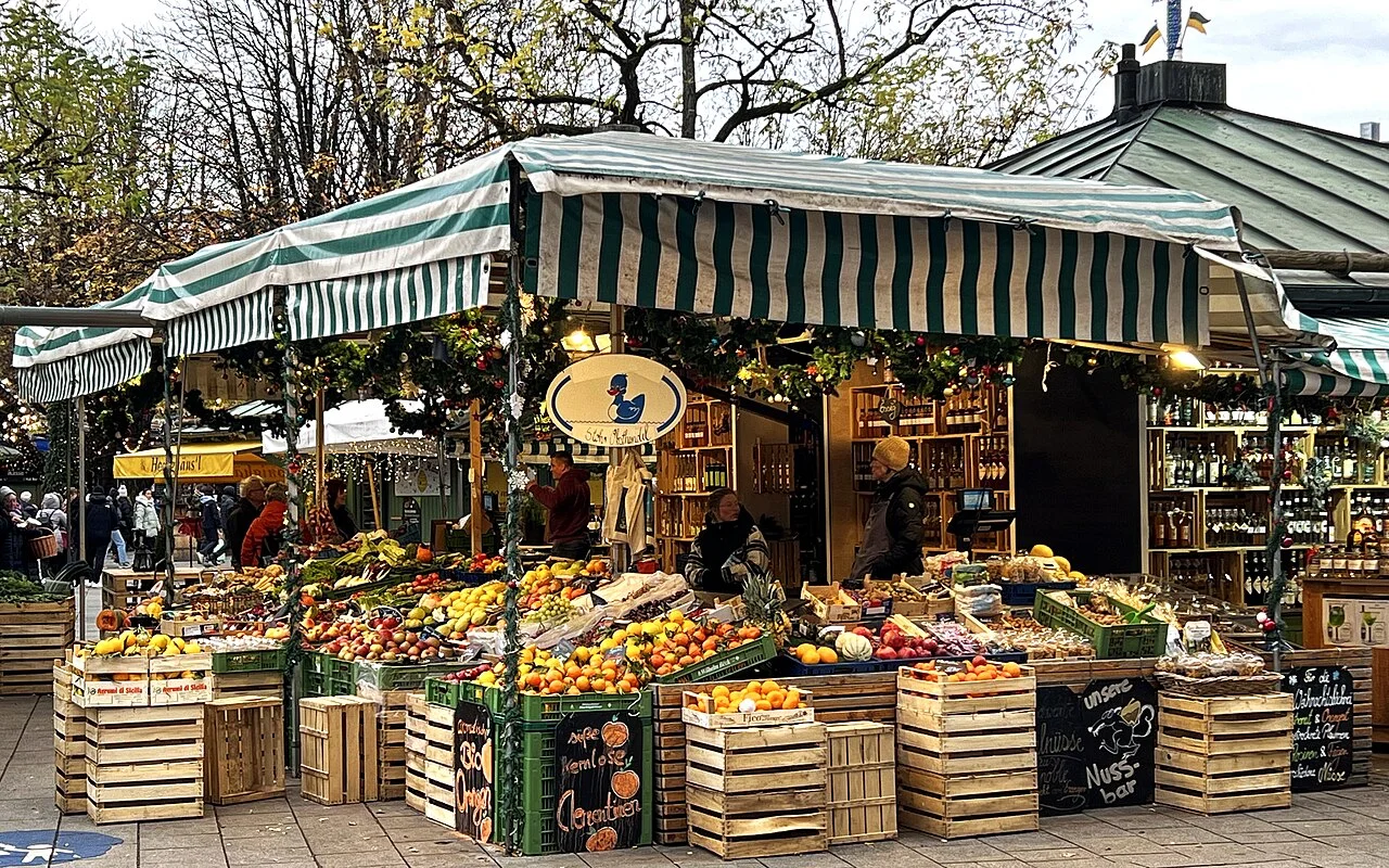 Münih Viktualienmarkt meyve tezgâhı, Kasım 2023 arşiv fotoğrafı