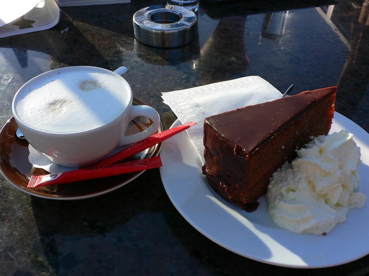 Salzburg Steinterrasse’de pasta ve kahve, Nisan 2011 arşiv fotoğrafı