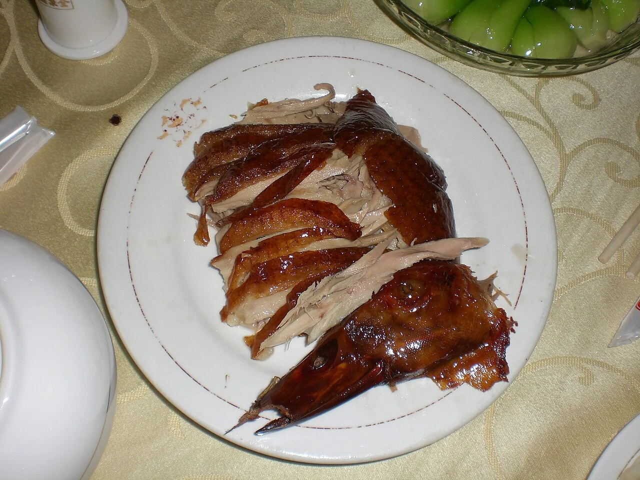Pekin’de bir restoranda gerçek ördek tabağı; Ellywa, Ağustos 2007. Restoran adı belirlenmiyor.