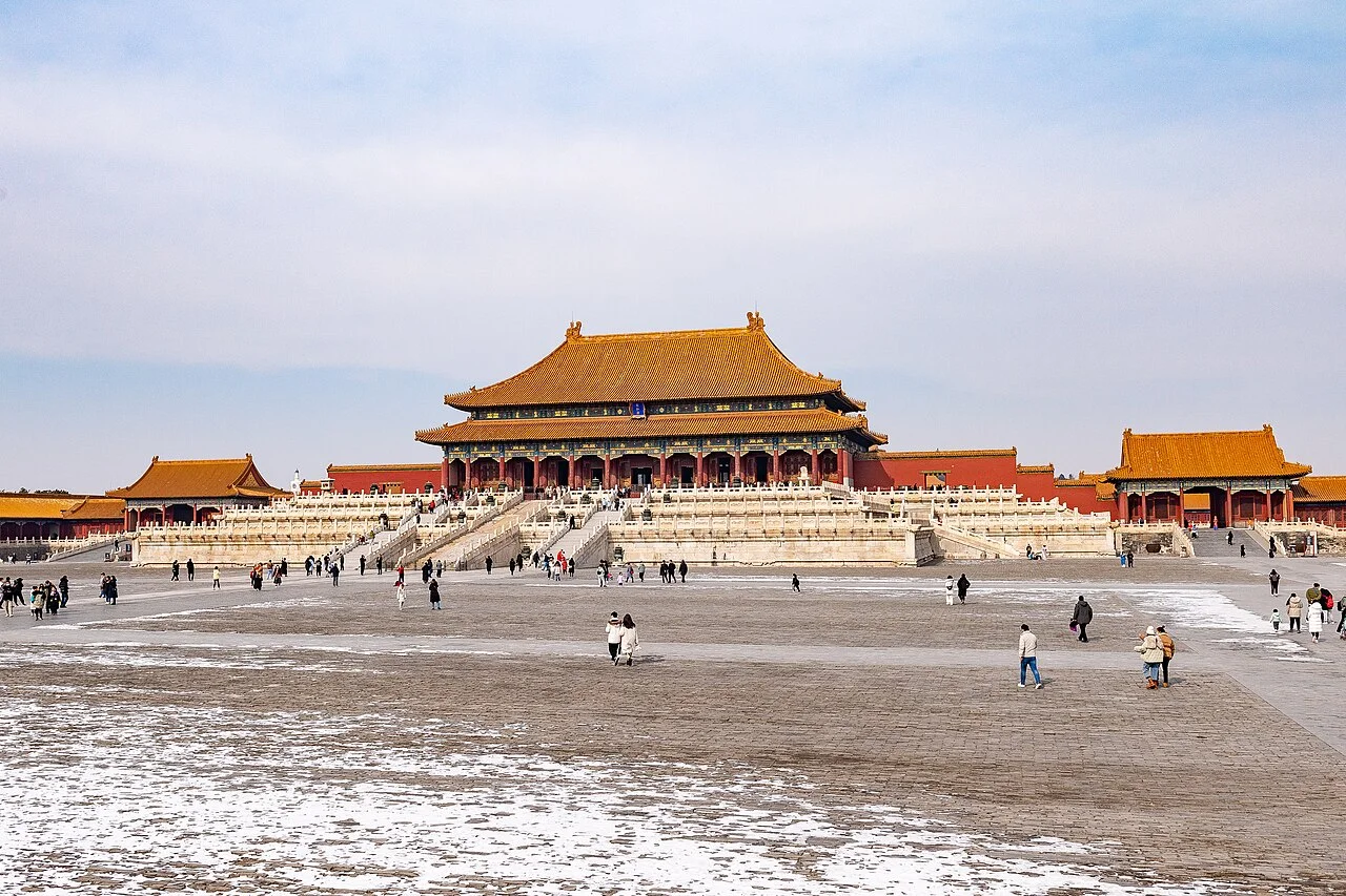 Yasak Şehir’in Hall of Supreme Harmony avlusu; N509FZ, 18 Şubat 2022. Müze ziyareti sonrası öğün planının şehir bağlamı.