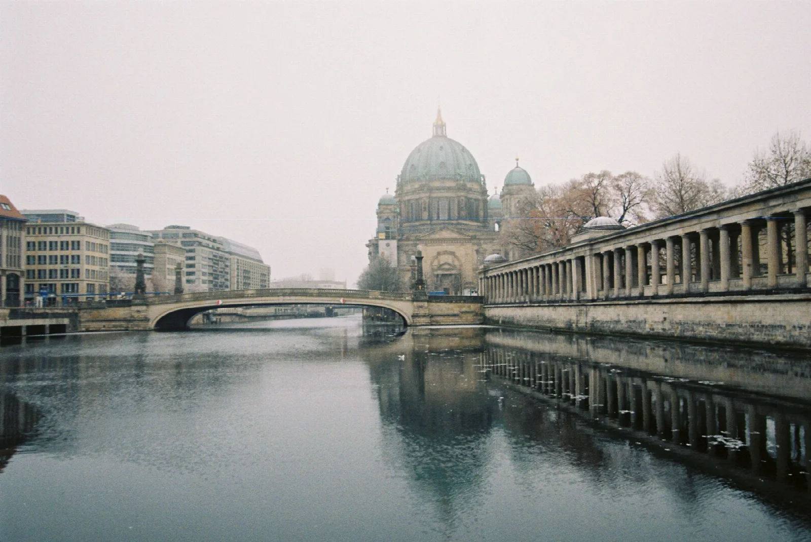 Sisli havada Berlin Katedrali, Spree Nehri ve tarihi köprü