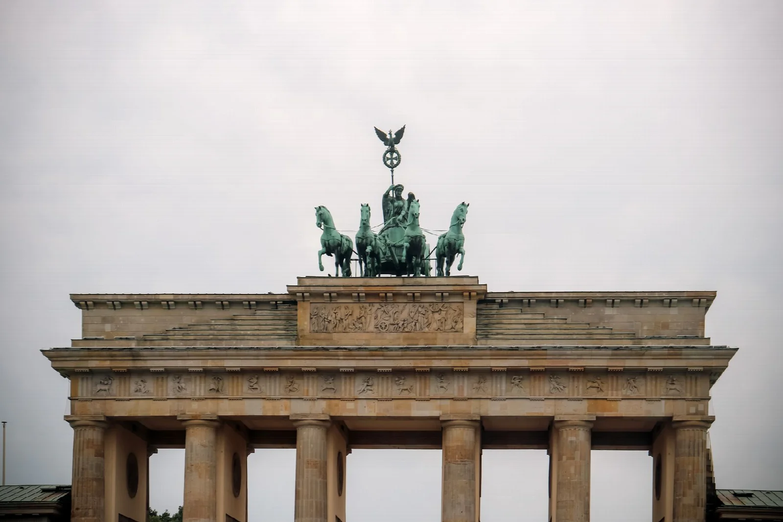 Berlin Brandenburg Kapısı’nın sütunları ve üstündeki Quadriga heykeli