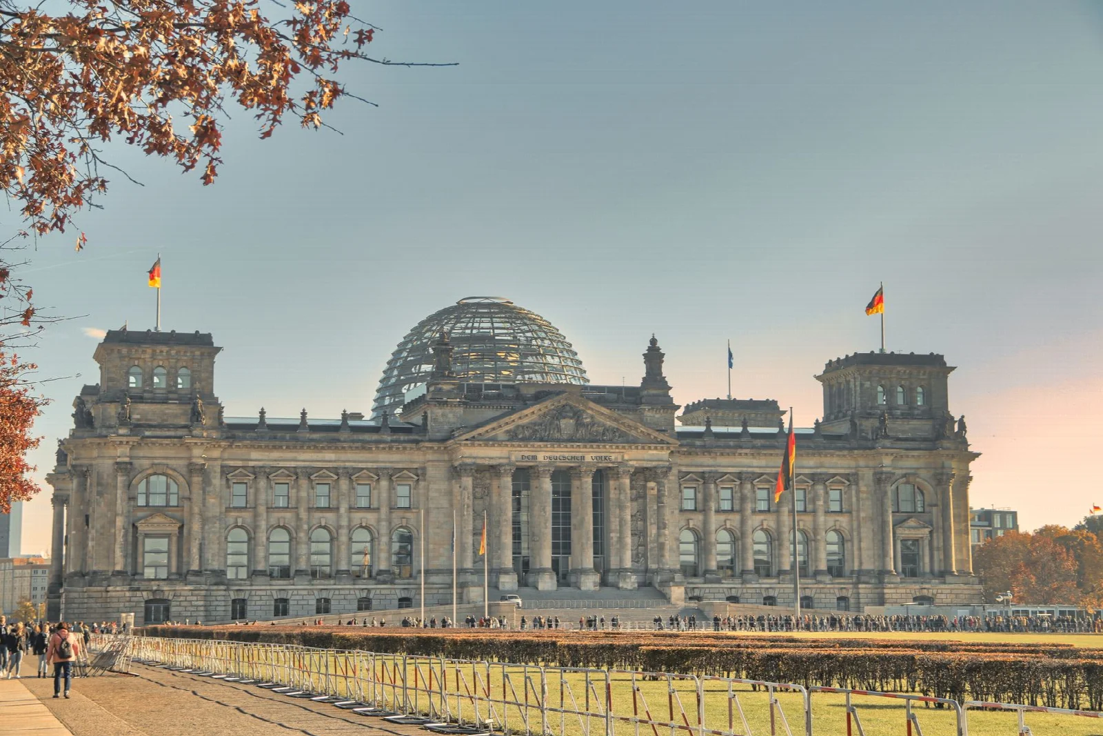 Berlin Reichstag binasının tarihi cephesi, cam kubbesi ve ağaçlar