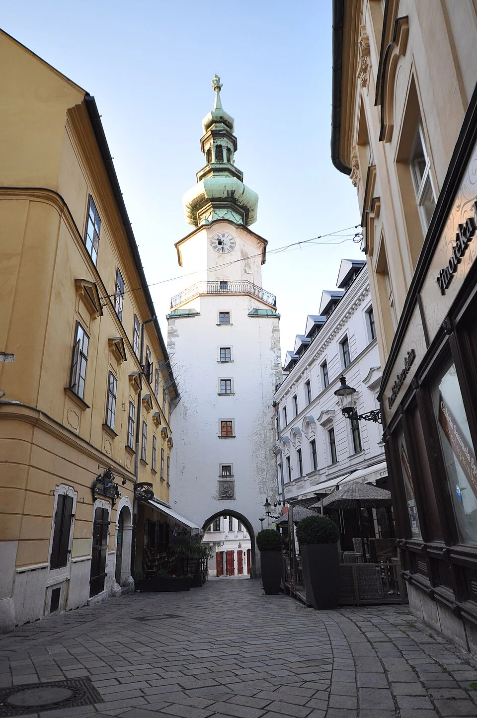 Bratislava tarihi merkezinde Michael Kapısı ve dar sokak; Ağustos 2012 arşiv fotoğrafı.