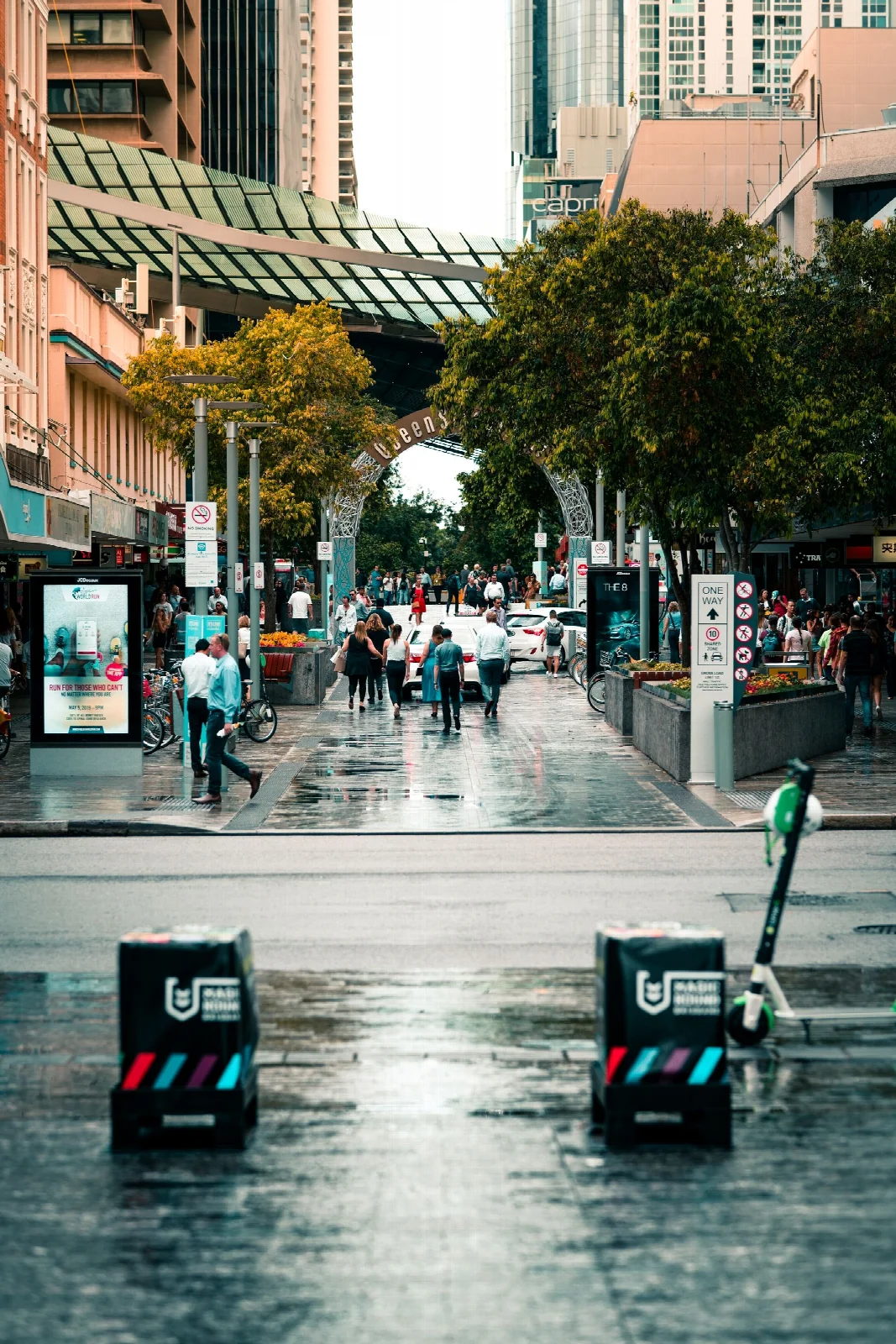 Brisbane merkezinde dükkânların ve yayaların bulunduğu kent sokağı