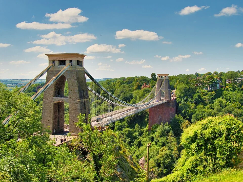 Bristol Clifton Asma Köprüsü ve Avon Boğazı’nın yeşil yamaçları; Temmuz 2021.