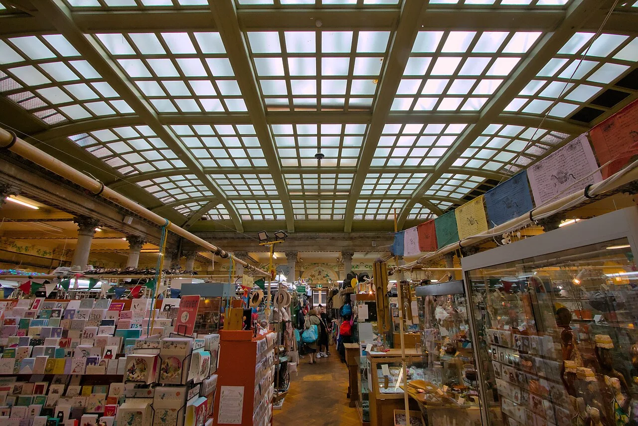 Bristol St Nicholas Market kapalı alanında tezgâhlar ve cam çatı; Temmuz 2023.