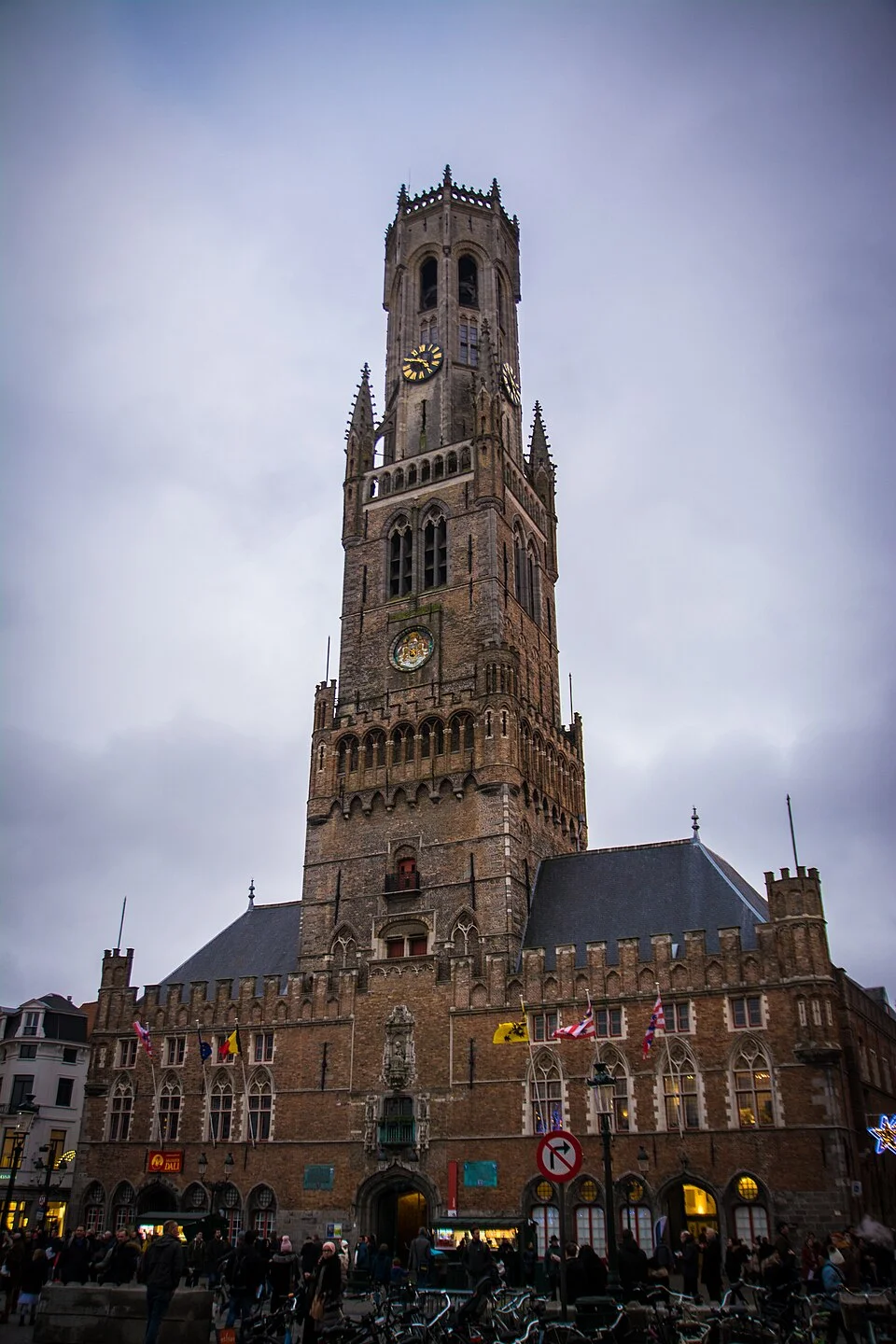 Brugge Markt meydanı ve Belfort kulesi, merkezde yemek rotasının çevresi; 24 Aralık 2017 fotoğrafı.