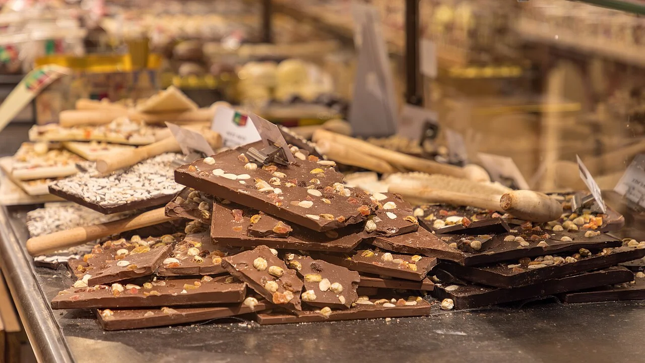 Brugge’da bir çikolata dükkânında çikolata vitrini; 6 Ağustos 2018 fotoğrafı, güncel stok bilgisi değildir.