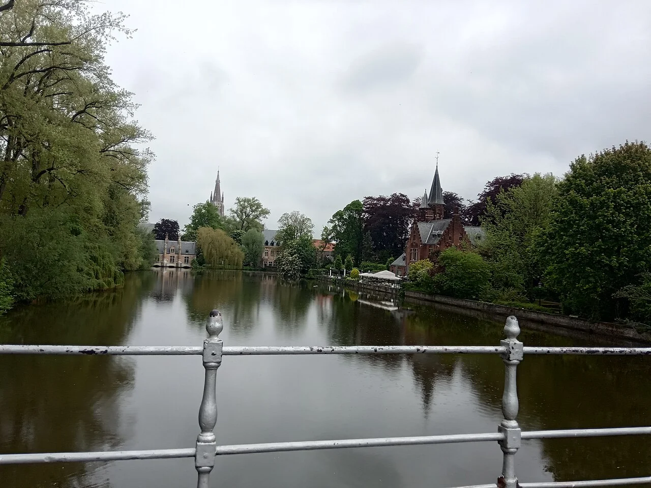 Brugge Minnewater kıyısı, yemek rotasına eklenebilen güney yürüyüşünün çevresi; 10 Mayıs 2023 fotoğrafı.