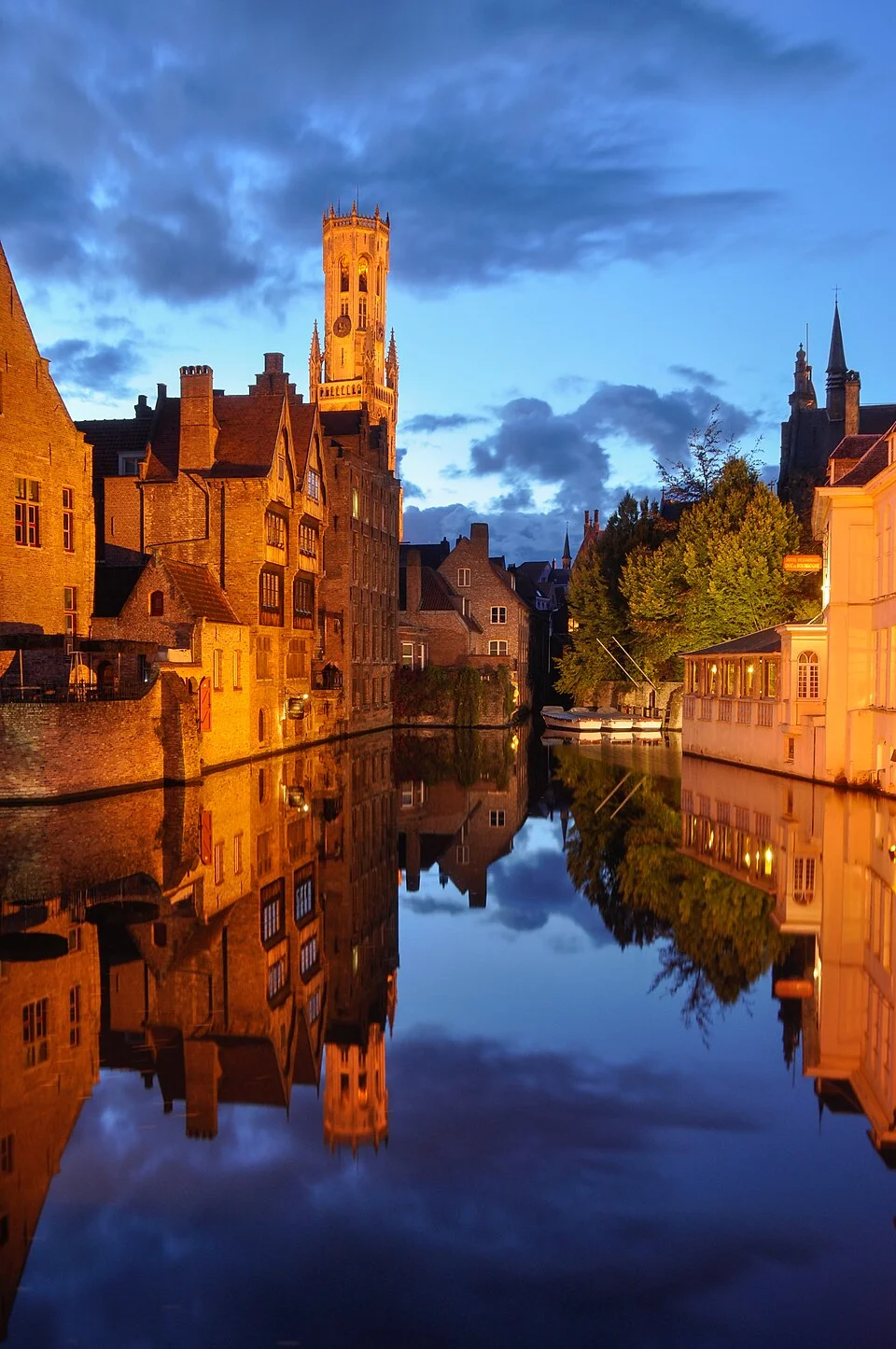 Brugge Rozenhoedkaai kanalında mavi saat, yemek durakları arasındaki yürüyüşün çevresi; 11 Ekim 2011 fotoğrafı.