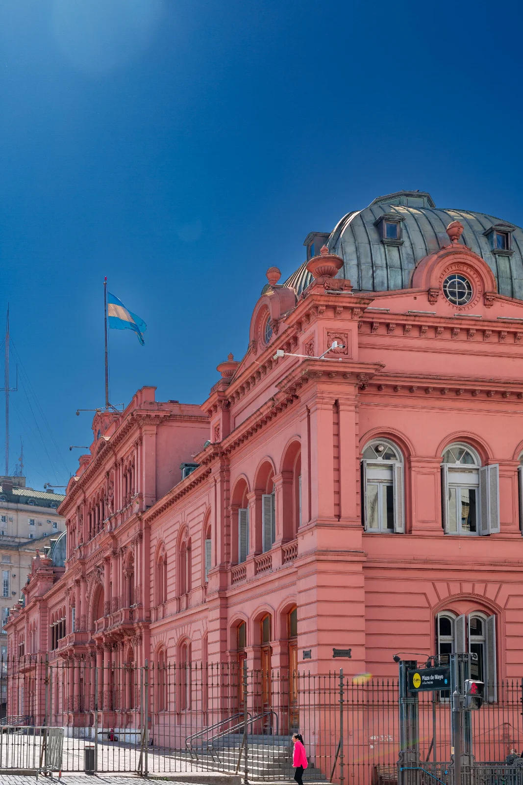 Buenos Aires’te Casa Rosada’nın pembe cephesi, kubbesi ve mavi gökyüzündeki Arjantin bayrağı