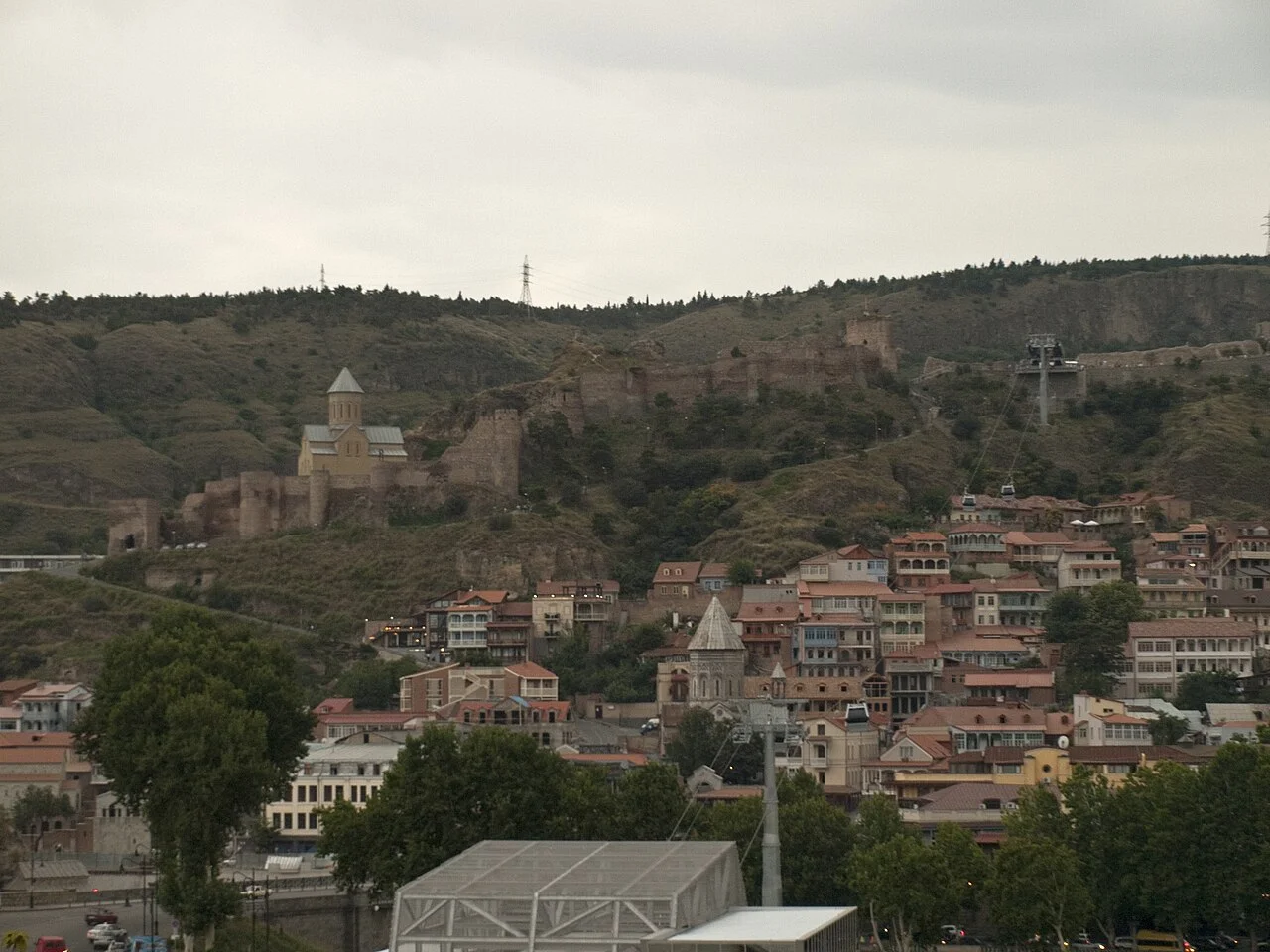 Tiflis eski şehir panoraması, Temmuz 2012; bugünkü restoran veya işletme düzeni değildir.